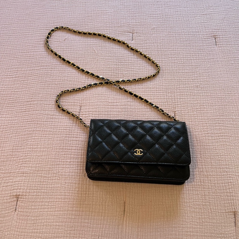 Gorgeous Chanel Handbag (authentic, classic, black leather with gold chain)